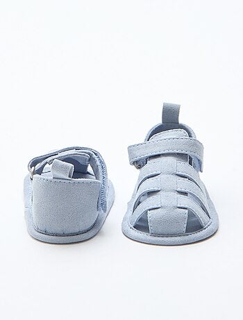 Par de sandalias con velcro