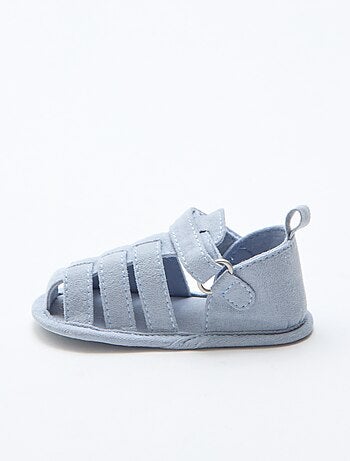 Par de sandalias con velcro
