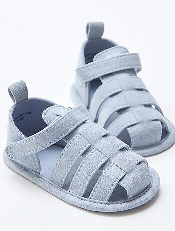 Par de sandalias con velcro