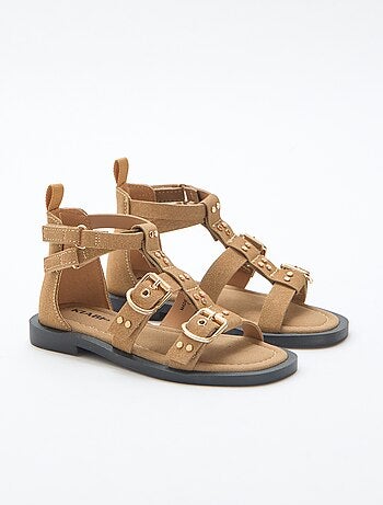 Par de sandalias planas con tiras de tachuelas