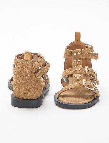 Par de sandalias planas con tiras de tachuelas