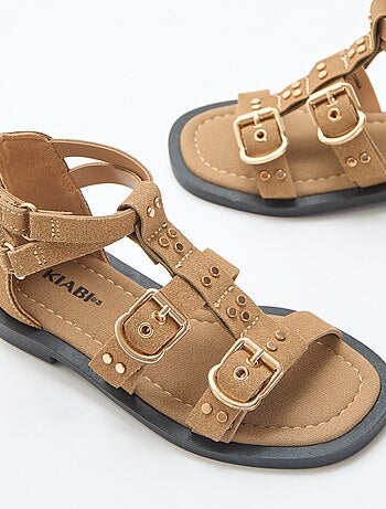 Par de sandalias planas con tiras de tachuelas