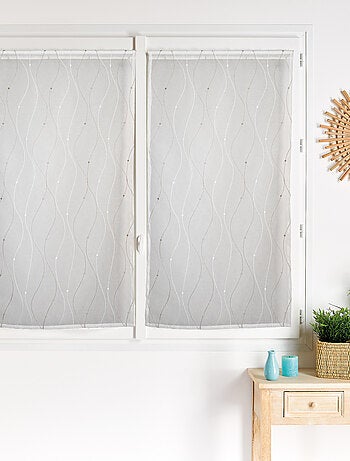 Par de visillos bordados con ondas para ventana