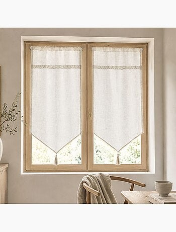 Par de visillos con ribete de macramé con corazones