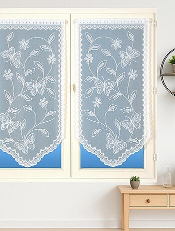 Par de visillos de encaje con base recortada y mariposas