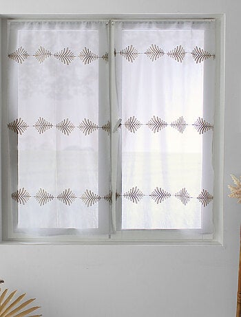 Par de visillos pequeños bordados con motivos de hojas