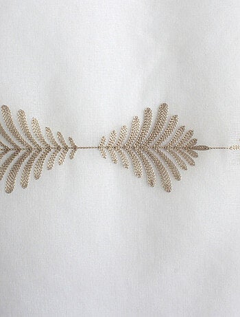 Par de visillos pequeños bordados con motivos de hojas