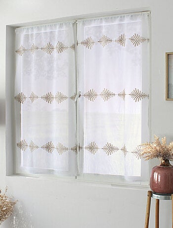 Par de visillos pequeños bordados con motivos de hojas