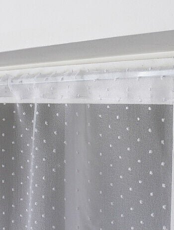 Par de visillos pequeños de organza con bordado plumeti