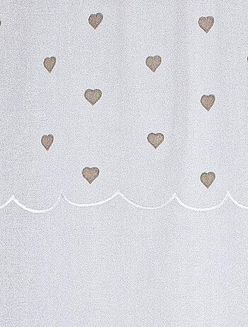 Par de visillos rectos pequeños con corazones en la parte superior