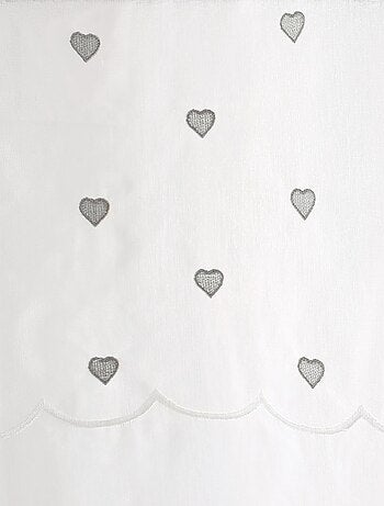 Par de visillos rectos pequeños con corazones en la parte superior