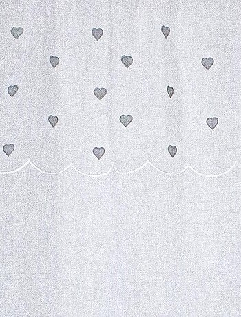 Par de visillos rectos pequeños con corazones en la parte superior