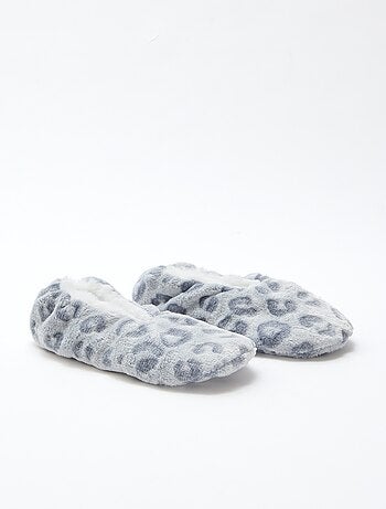 Par de zapatillas forradas con diseño fantasía
