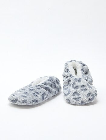 Par de zapatillas forradas con diseño fantasía