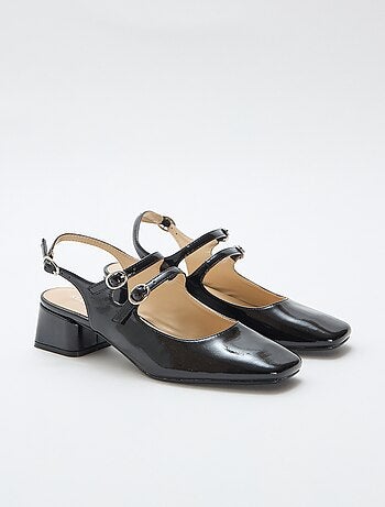 Par de zapatos de salón charol brillante liso