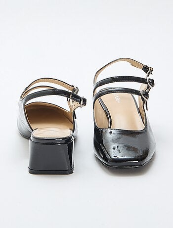 Par de zapatos de salón charol brillante liso