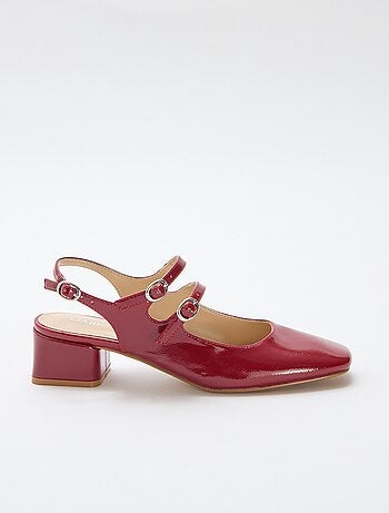 Par de zapatos de salón charol brillante liso