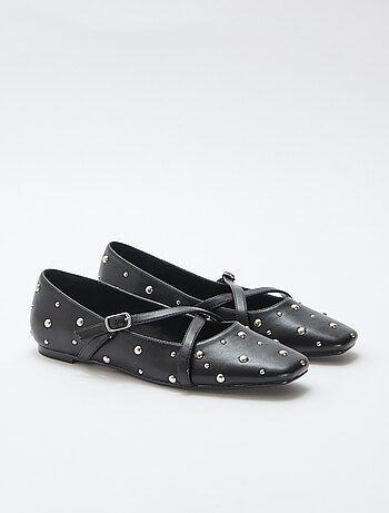Par de zapatos de salón en charol con tachuelas plateadas