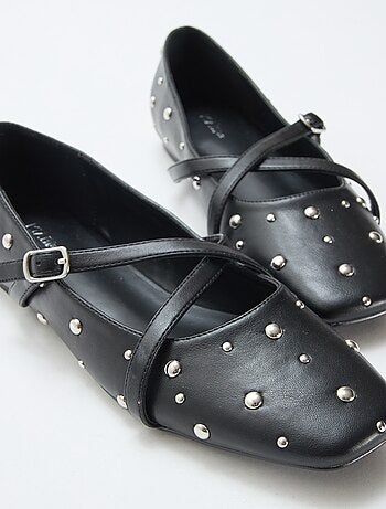Par de zapatos de salón en charol con tachuelas plateadas