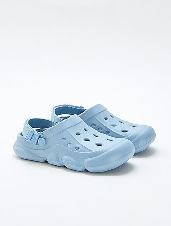 Par de zuecos de playa cerrados