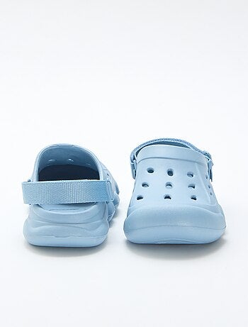 Par de zuecos de playa cerrados