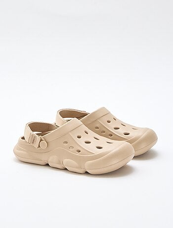 Par de zuecos de playa cerrados