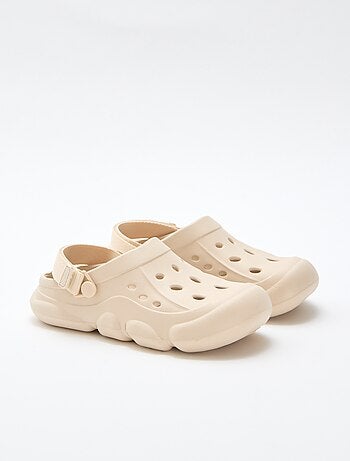 Par de zuecos de playa cerrados