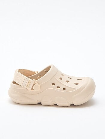 Par de zuecos de playa cerrados lisos