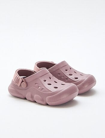 Par de zuecos de playa cerrados lisos