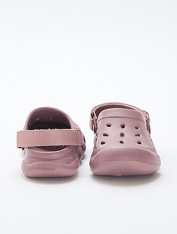 Par de zuecos de playa cerrados lisos