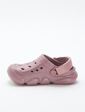 Par de zuecos de playa cerrados lisos