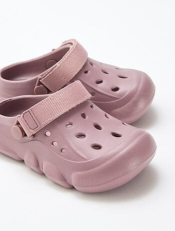 Par de zuecos de playa cerrados lisos