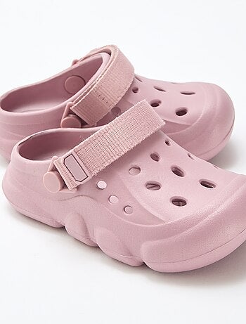 Par de zuecos de playa cerrados lisos