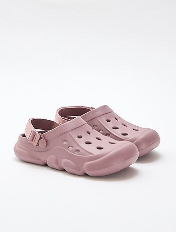 Par de zuecos de playa cerrados