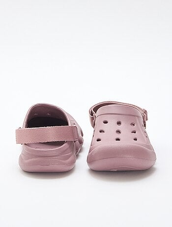 Par de zuecos de playa cerrados