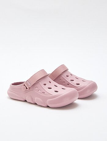 Par de zuecos de playa cerrados