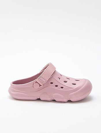 Par de zuecos de playa cerrados