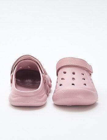 Par de zuecos de playa cerrados