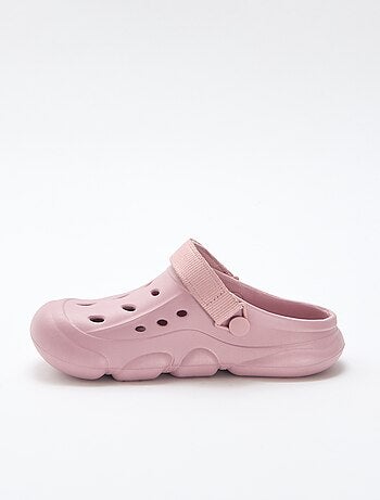 Par de zuecos de playa cerrados