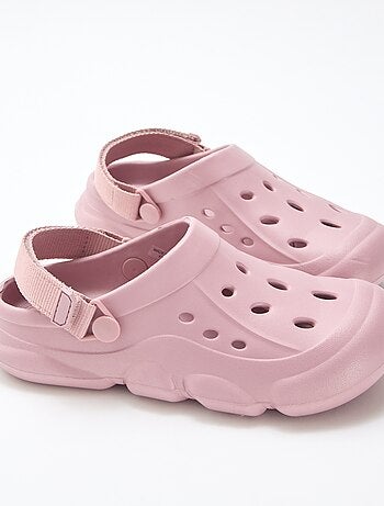 Par de zuecos de playa cerrados