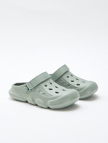 Par de zuecos de playa cerrados