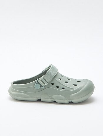 Par de zuecos de playa cerrados