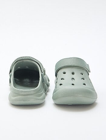 Par de zuecos de playa cerrados