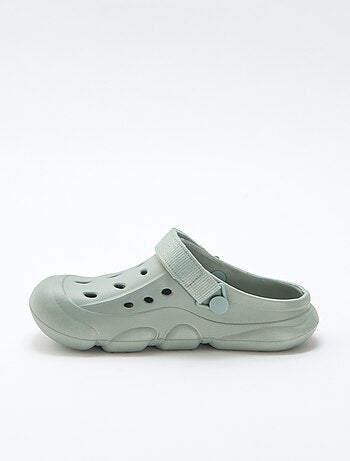 Par de zuecos de playa cerrados