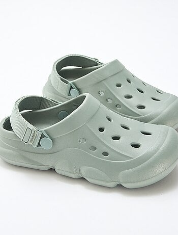 Par de zuecos de playa cerrados