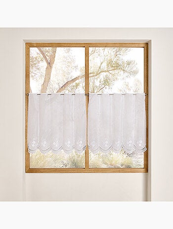 Parabrisas bordado con motivo floral y acabado en macramé