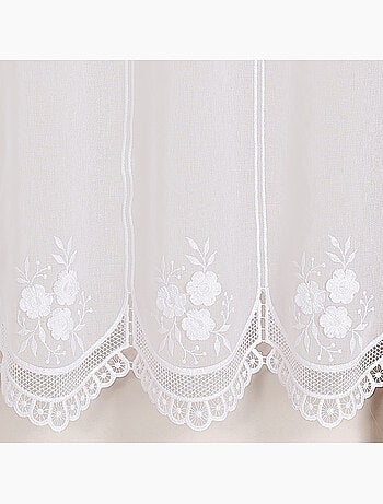 Parabrisas bordado con motivo floral y acabado en macramé