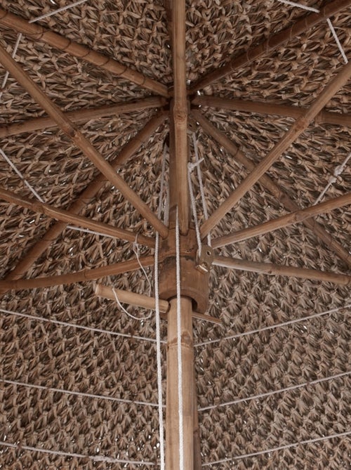 Parasol de bambú con techo de hojas de banano - Kiabi