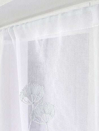 Pareja de visillos bordados con flores