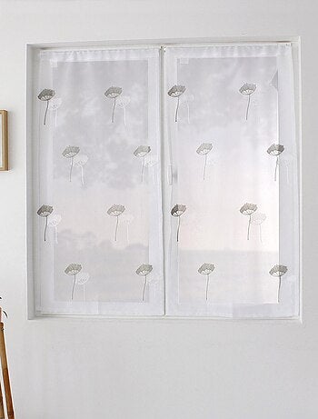 Pareja de visillos bordados con flores